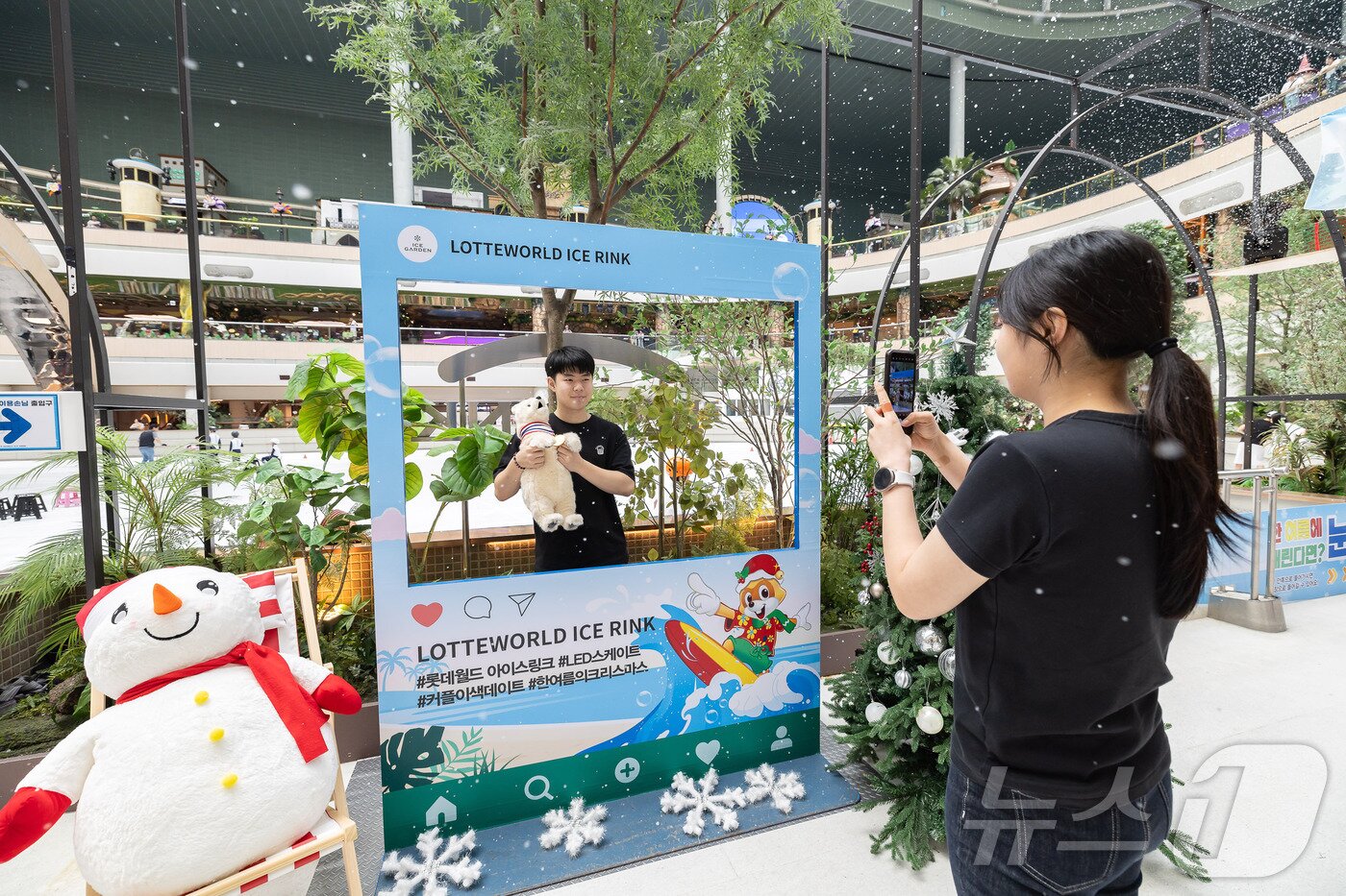 본문 이미지 - 아이스가든 포토존(롯데월드 제공)