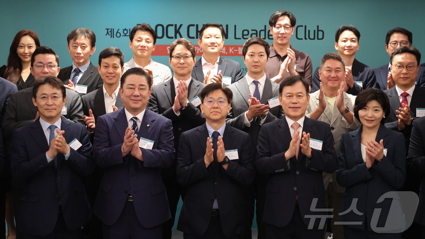 본문 이미지 - 이영섭 뉴스1 대표이사(앞줄 가운데)가 17일 오전 서울 중구 롯데호텔에서 열린 제6회 뉴스1 블록체인 리더스클럽에서 참석자들과 기념 촬영을 하고 있다. 앞줄 왼쪽부터 권대영 금융위원회 사무처장, 김병기 더불어민주당 의원, 이 대표, 윤한홍 국회 정무위원장, 김재진 닥사 부회장. 2024.7.17/뉴스1 ⓒ News1 신웅수 기자