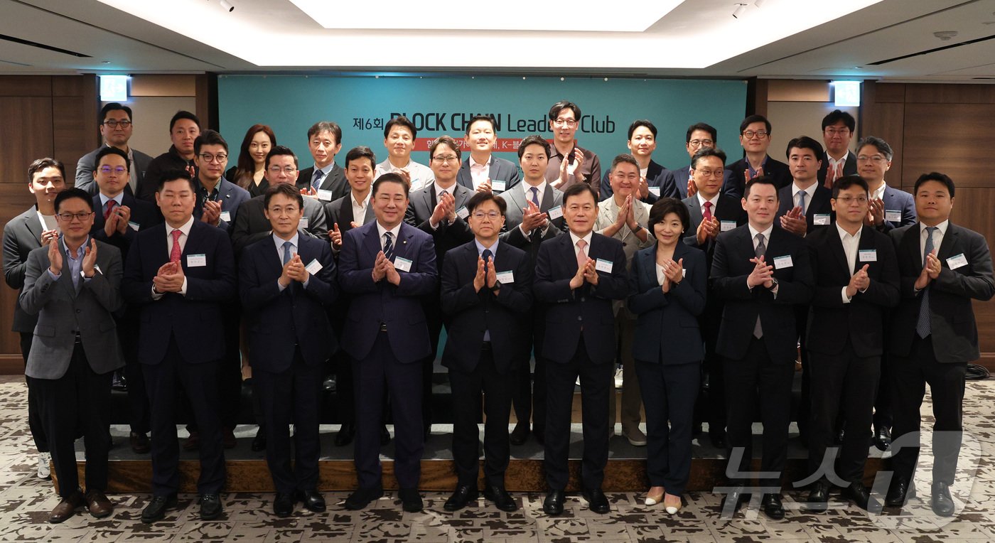 본문 이미지 - 이영섭 뉴스1 대표이사가 17일 오전 서울 중구 롯데호텔에서 열린 제6회 뉴스1 블록체인 리더스클럽에서 참석자들과 기념 촬영을 하고 있다. 앞줄 왼쪽 두 번째부터 권대영 금융위원회 사무처장, 김병기 더불어민주당 의원, 이 대표, 윤한홍 국회 정무위원장, 김재진 닥사 부회장. 2024.7.17/뉴스1 ⓒ News1 신웅수 기자