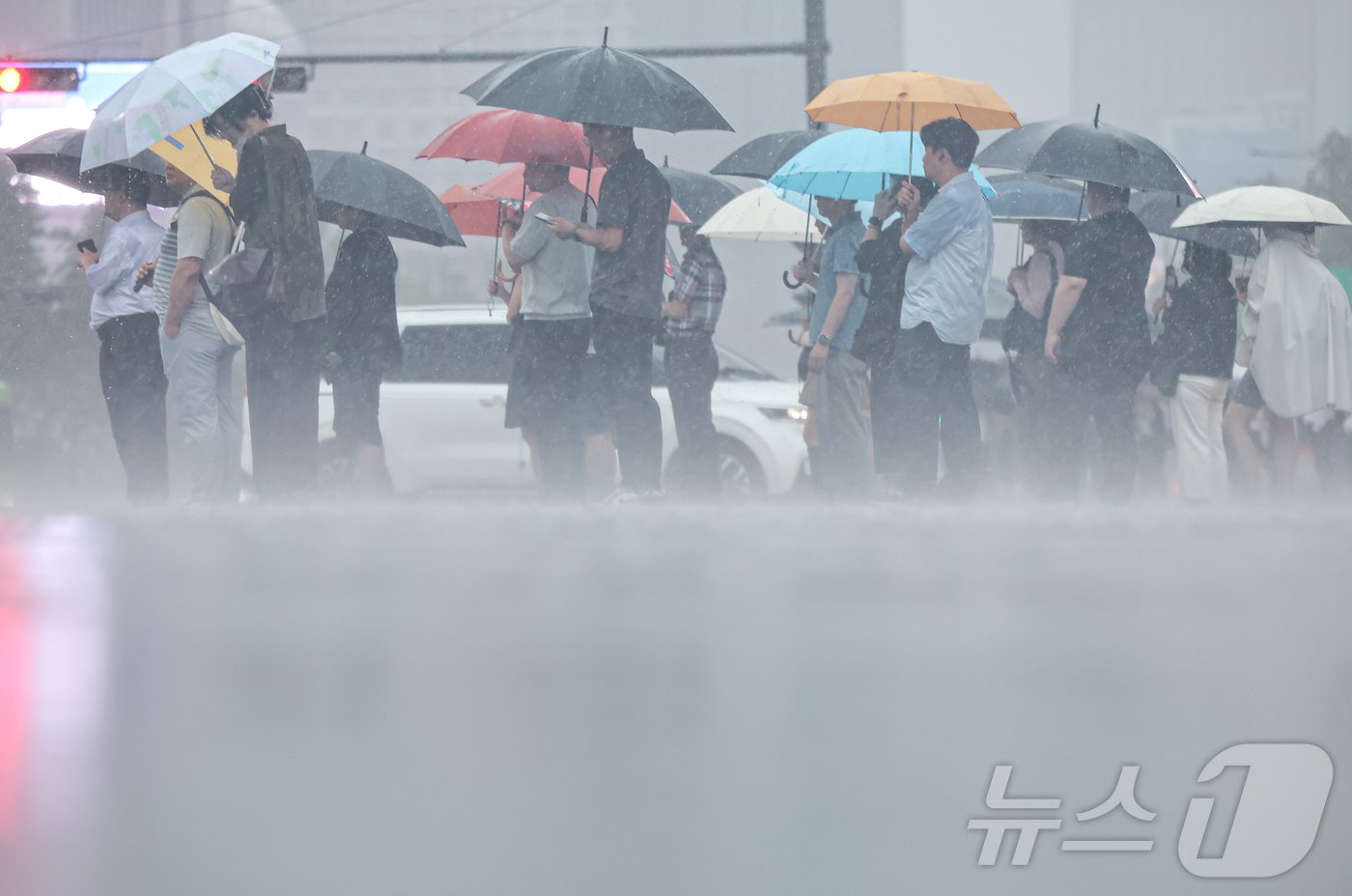 서울을 비롯한 수도권지역에 호우특보가 내려진 17일 서울 종로구 광화문사거리에서 우산을 쓴 시민들이 발걸음을 재촉하고 있다. 2024.7.17/뉴스1 ⓒ News1 김도우 기자