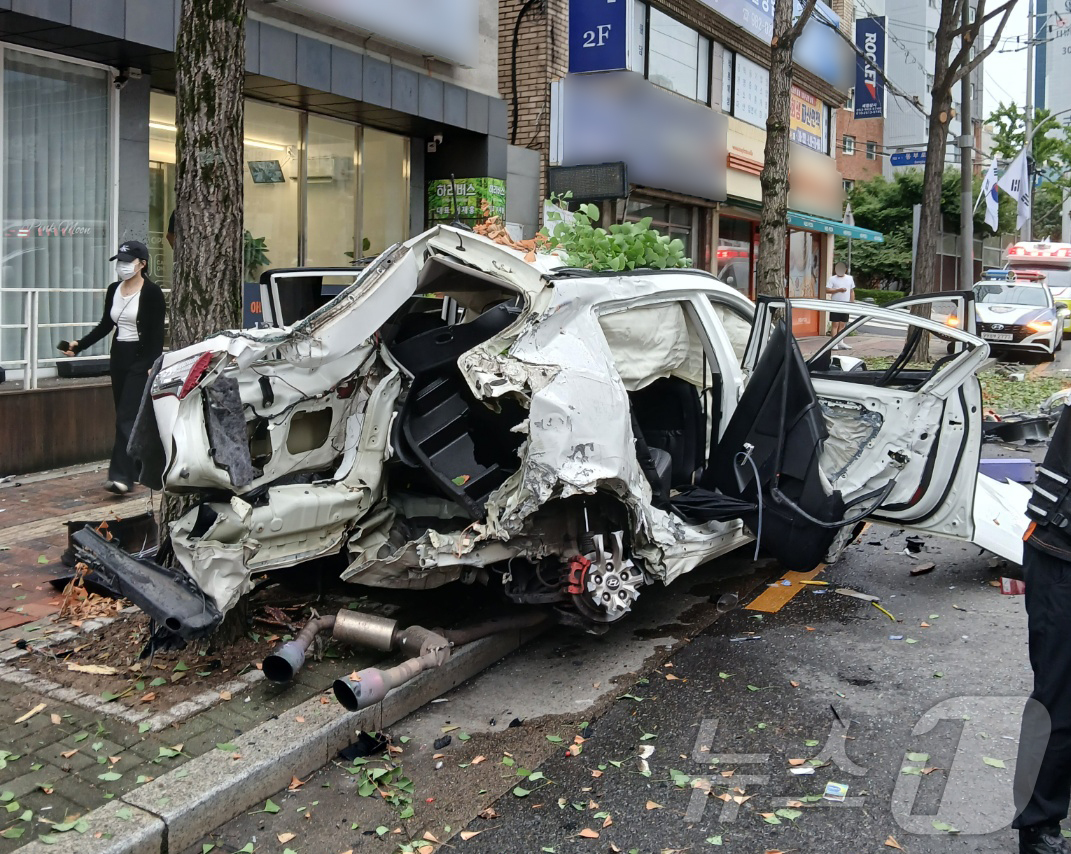 (대구=뉴스1) 이성덕 기자 = 17일 오전 6시26분쯤 대구 동구 신천동에서 인도로 돌진해 가로수와 건물을 들이받은 차량이 형체를 알아볼 수 없을 정도로 크게 부서졌다. 사고로 …