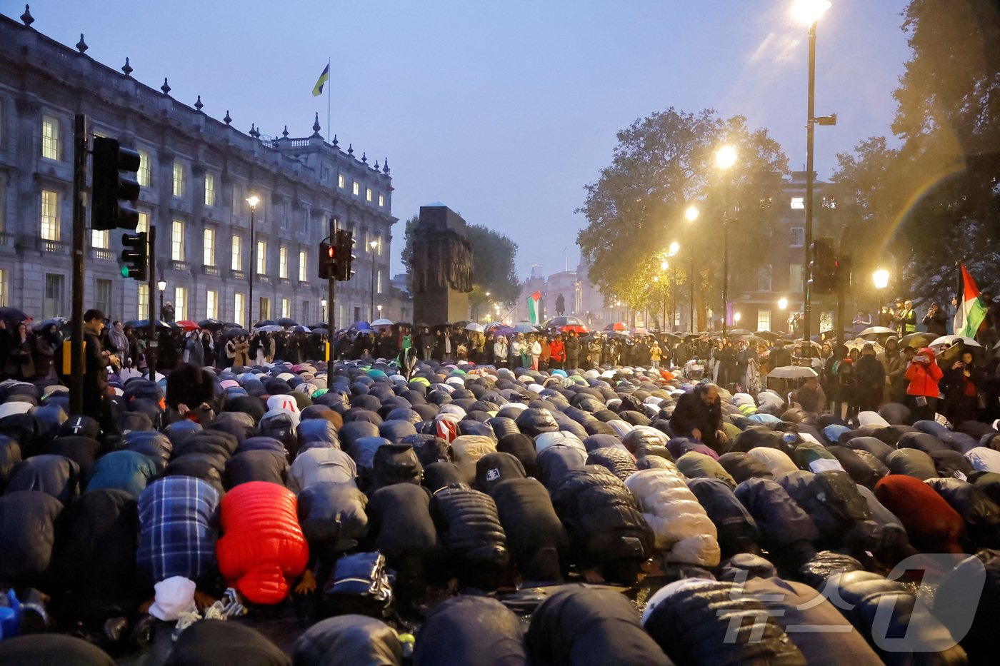 본문 이미지 - 지난 2023년 10월 18일 영국 런던 다우닝가에서 열린 철야 시위에 참석한 이슬람 교도들이 기도하고 있다. 이들은 이스라엘과 팔레스티인 이슬람 무장단체 하마스 간의 분쟁 과정에서 알알리 병원 폭파 사건이 발생하자 집회를 열었다. ⓒ 로이터=뉴스1 ⓒ News1 류정민 기자