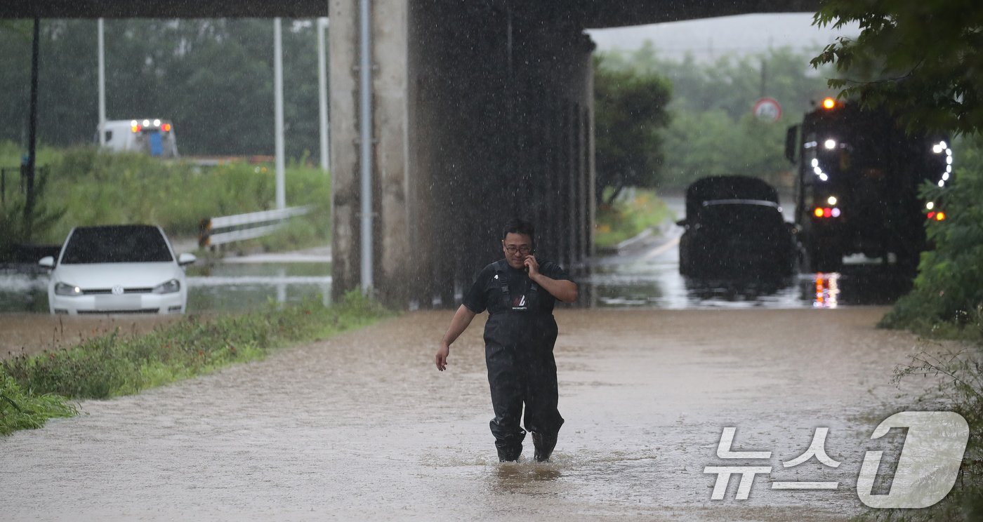 본문 이미지 - 경기북부 지역에 호우경보가 내려진 17일 오전 경기도 파주시 문산읍 당동IC 인근에 차량이 침수되어 있다. 2024.7.17/뉴스1 ⓒ News1 임세영 기자