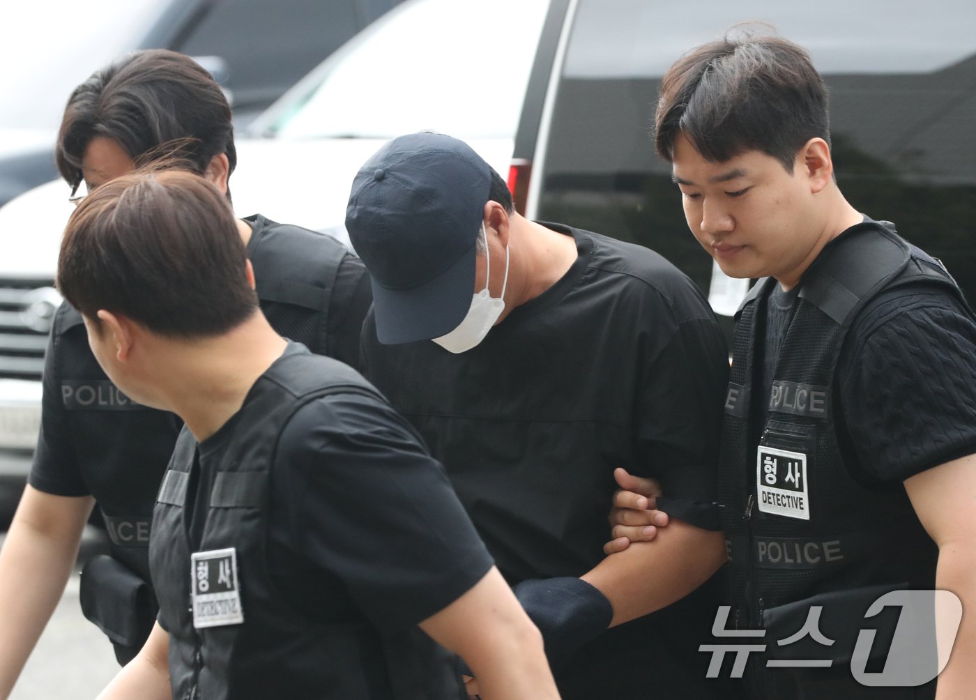 본문 이미지 - 2008년 경기 시흥시 정왕동에서 발생한 슈퍼마켓 살인사건 유력 용의자 A 씨가 17일 오전 경기 안산시 단원구 수원지방법원 안산지원에서 열린 구속 전 피의자 심문(영장실질심사)에 출석하고 있다. 2024.7.17/뉴스1 ⓒ News1 김영운 기자