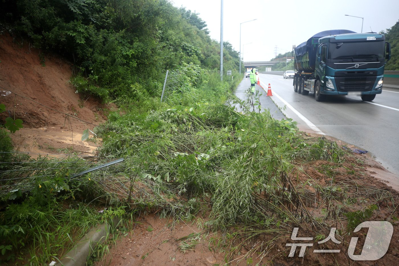 경기북부 지역에 호우경보가 내려진 17일 오전 경기도 파주시 월롱면 월롱2 육교 인근에 호우로 토사가 유출되어 있다. 2024.7.17/뉴스1 ⓒ News1 임세영 기자