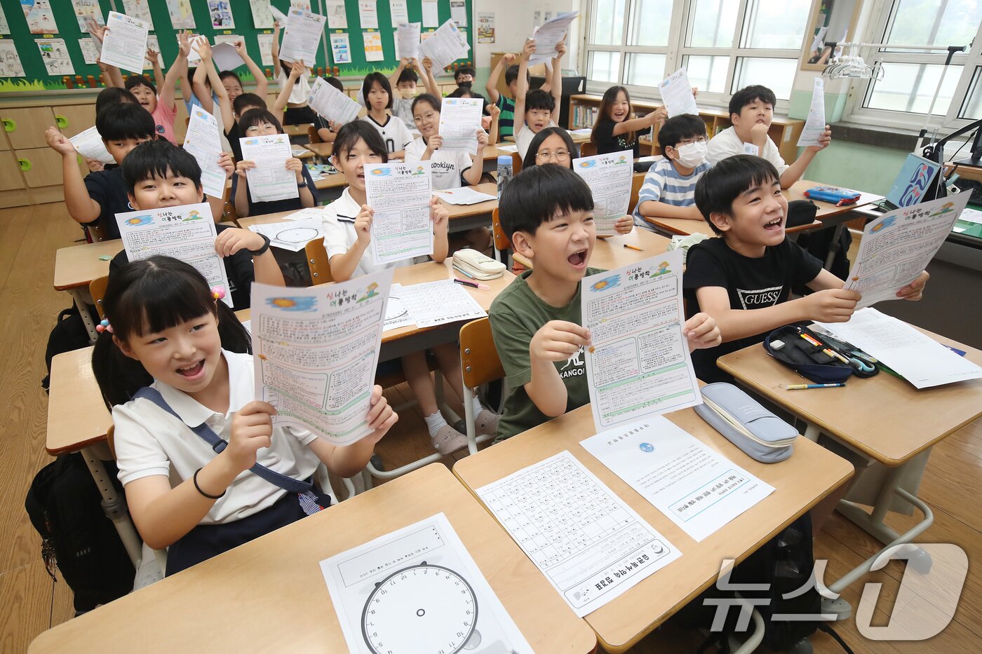 본문 이미지 - 17일 오전 대구동문초등학교 4학년 교실에서 여름방학을 맞은 어린이들이 기뻐하며 환호성을 지르고 있다. 2024.7.17/뉴스1 ⓒ News1 공정식 기자