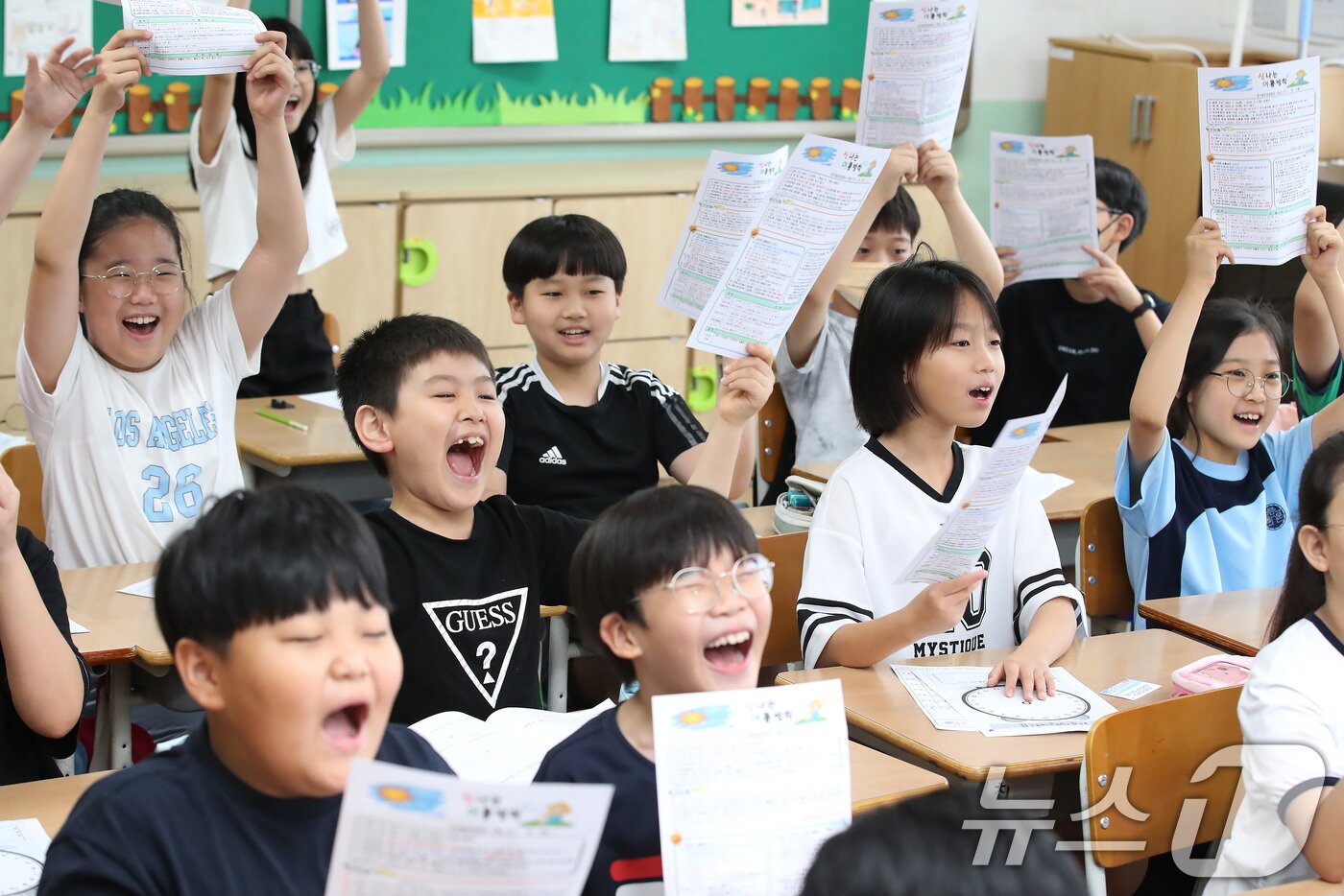본문 이미지 - 17일 오전 대구동문초등학교 4학년 교실에서 여름방학을 맞은 어린이들이 기뻐하며 환호성을 지르고 있다. 2024.7.17/뉴스1 ⓒ News1 공정식 기자