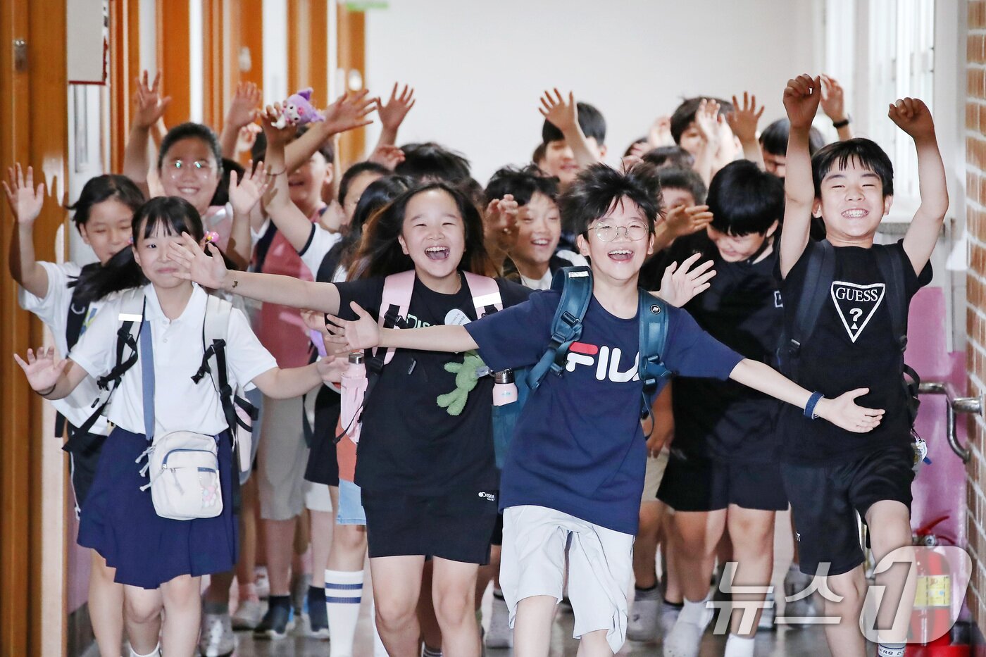 본문 이미지 - 17일 오전 대구동문초등학교에서 여름방학을 맞은 어린이들이 환호성을 지르며 집으로 향하고 있다. 2024.7.17/뉴스1 ⓒ News1 공정식 기자