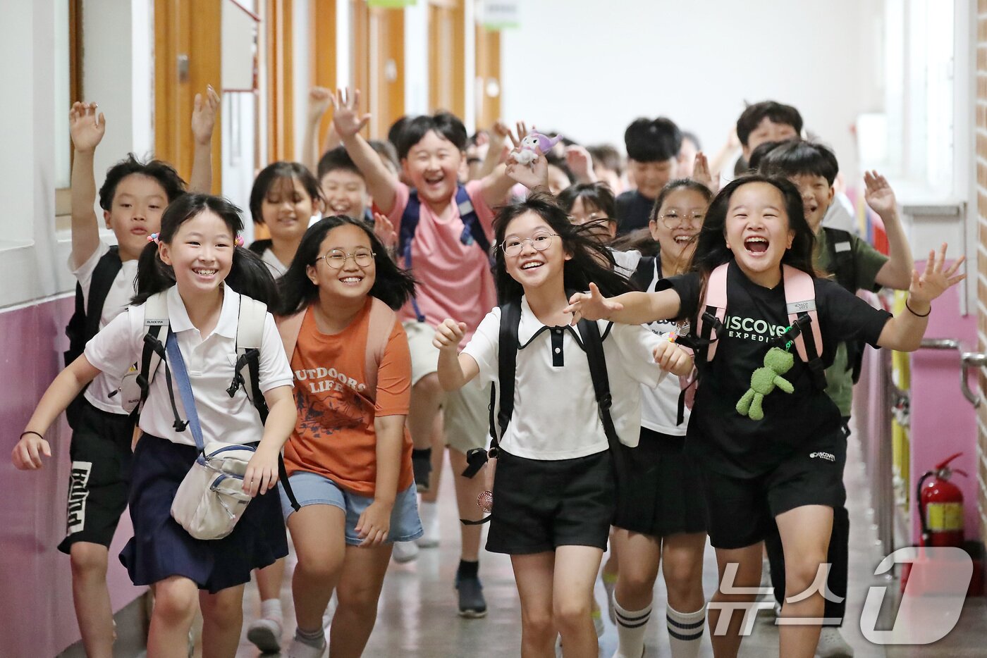 본문 이미지 - 17일 오전 대구동문초등학교에서 여름방학을 맞은 어린이들이 환호성을 지르며 집으로 향하고 있다. 2024.7.17/뉴스1 ⓒ News1 공정식 기자