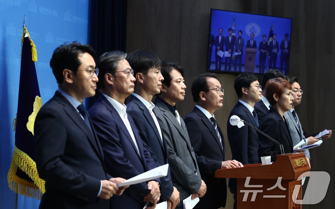 본문 이미지 - 국회 정무위원회 소속 더불어민주당, 조국혁신당, 사회민주당 등 야3당 의원들이 17일 서울 여의도 국회 소통관에서 김건희 여사 명품백 수수와 관련한 권익위원회 청문회 요구 기자회견을 하고 있다. 2024.7.17/뉴스1 ⓒ News1 김민지 기자