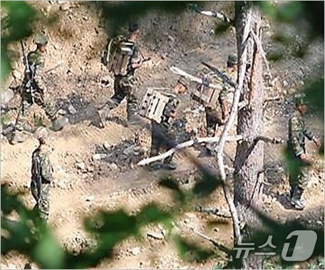 (서울=뉴스1) = 국방부는 북한군이 폭염과 장마로 열악한 환경 속에서도 매일 13시간씩 전선지역에 병력을 보내 지뢰 매설, 불모지 조성, 방벽 설치 등 '남북 단절' 작업을 수개 …