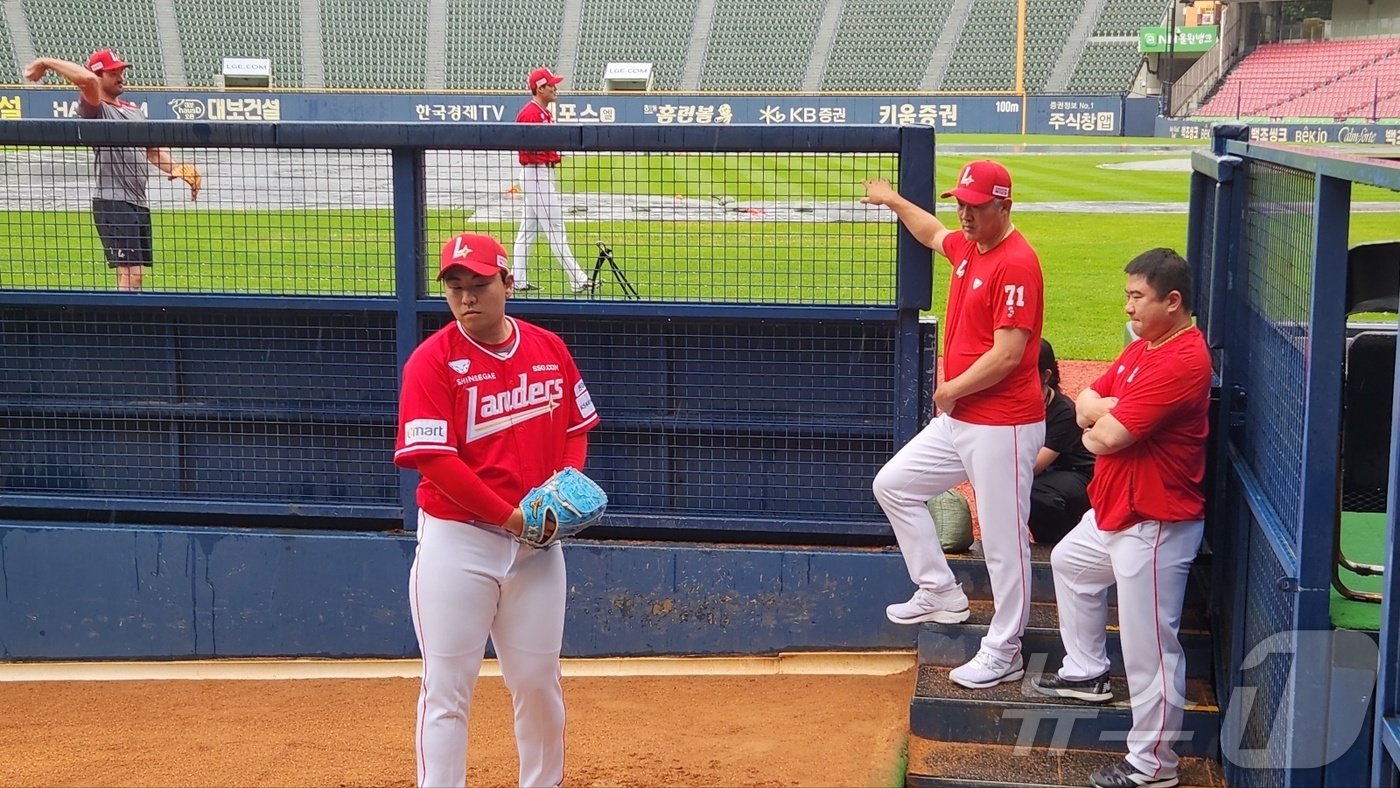 본문 이미지 - 이숭용 SSG 감독이 16일 잠실구장에서 불펜 피칭 중인 김택형을 지켜보고 있다. ⓒ 뉴스1 이재상 기자