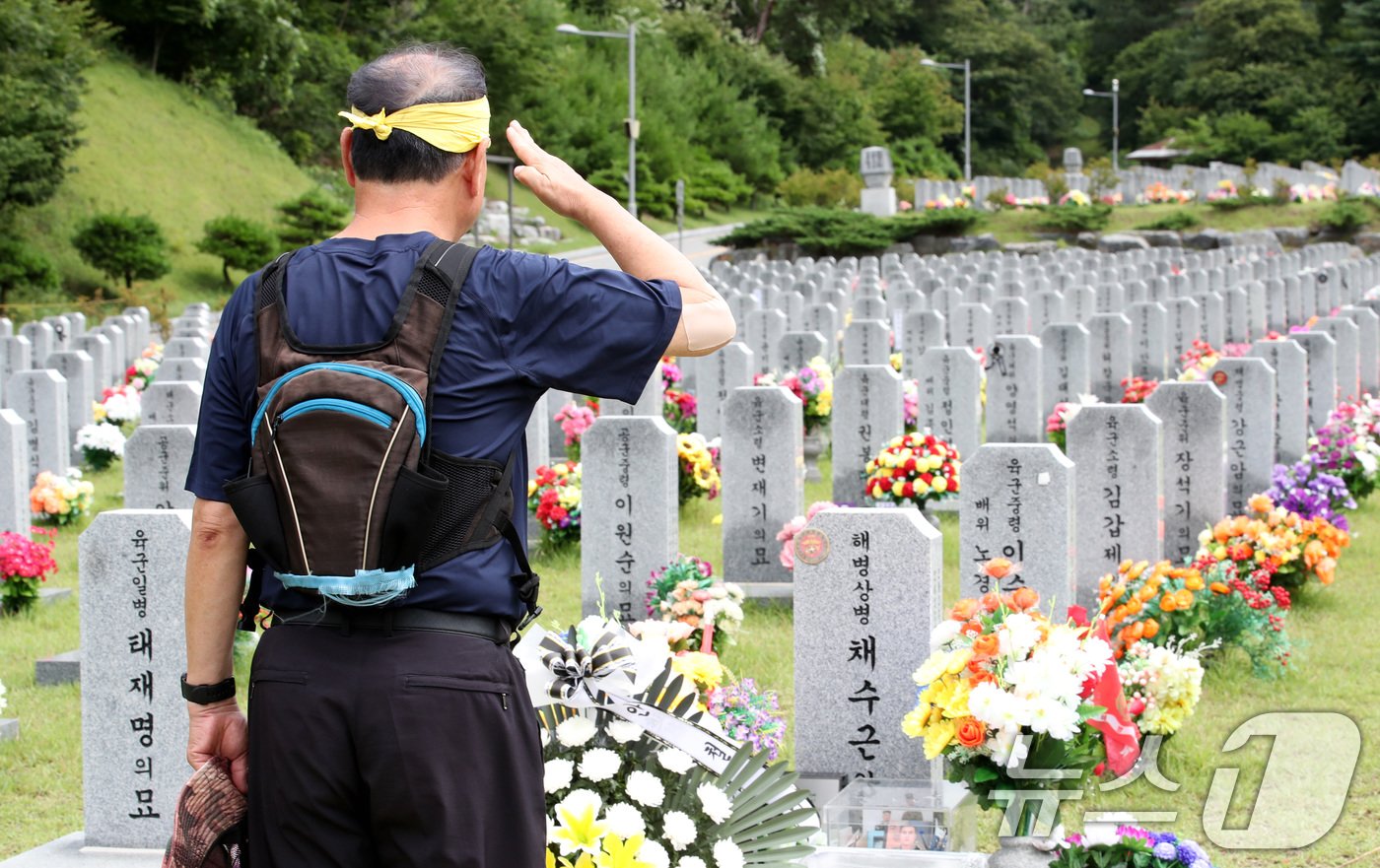본문 이미지 - 채수근 상병의 1주기를 앞두고 17일 대전 유성구 국립대전현충원 채상병의 묘소에서 해군 출신인 박종문씨가 거수경례를 하고 있다. 2024.7.17/뉴스1 ⓒ News1 김기태 기자