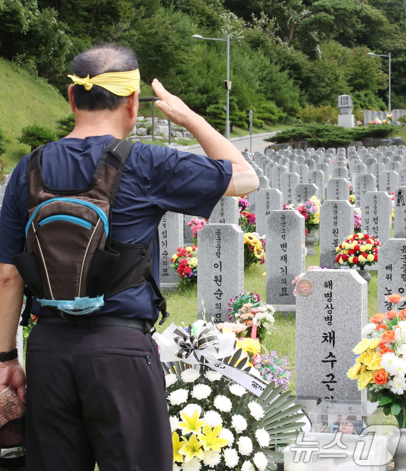 채수근 상병의 1주기를 앞두고 17일 대전 유성구 국립대전현충원 채상병의 묘소에서 해군 출신인 박종문씨가 거수경례를 하고 있다. 2024.7.17/뉴스1 ⓒ News1 김기태 기자