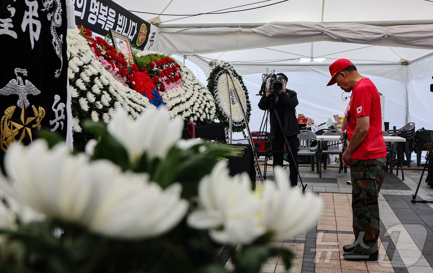 본문 이미지 - 해병대 예비역 단체 회원들이 17일 서울 중구 청계천광장에 마련된 故채상병 1주기 추모 시민분향소를 방문해 추모하고 있다. 2024.7.17/뉴스1 ⓒ News1 김도우 기자