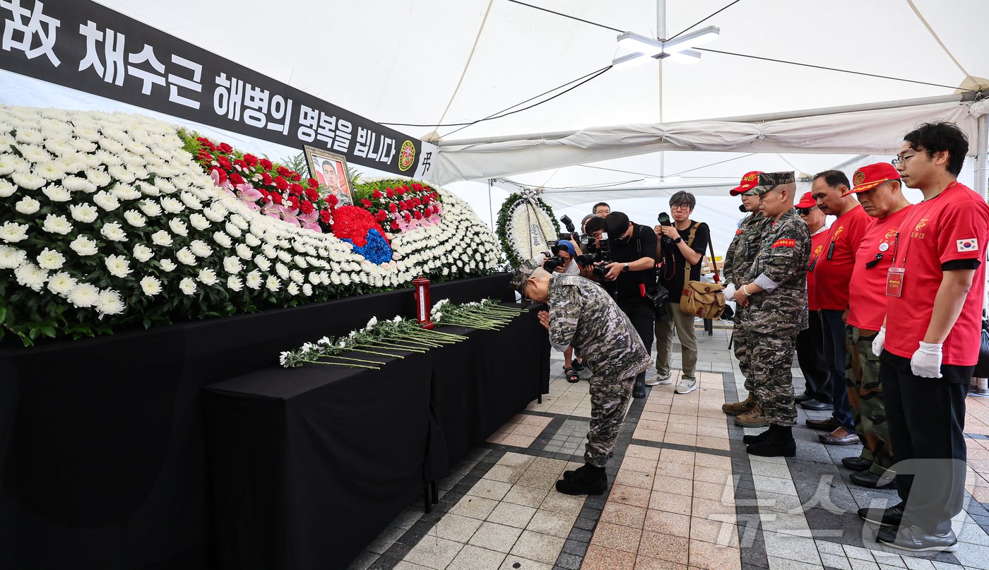 해병대 예비역 단체 회원들이 17일 서울 중구 청계천광장에 마련된 故채상병 1주기 추모 시민분향소를 방문해 추모하고 있다. 2024.7.17/뉴스1 ⓒ News1 김도우 기자