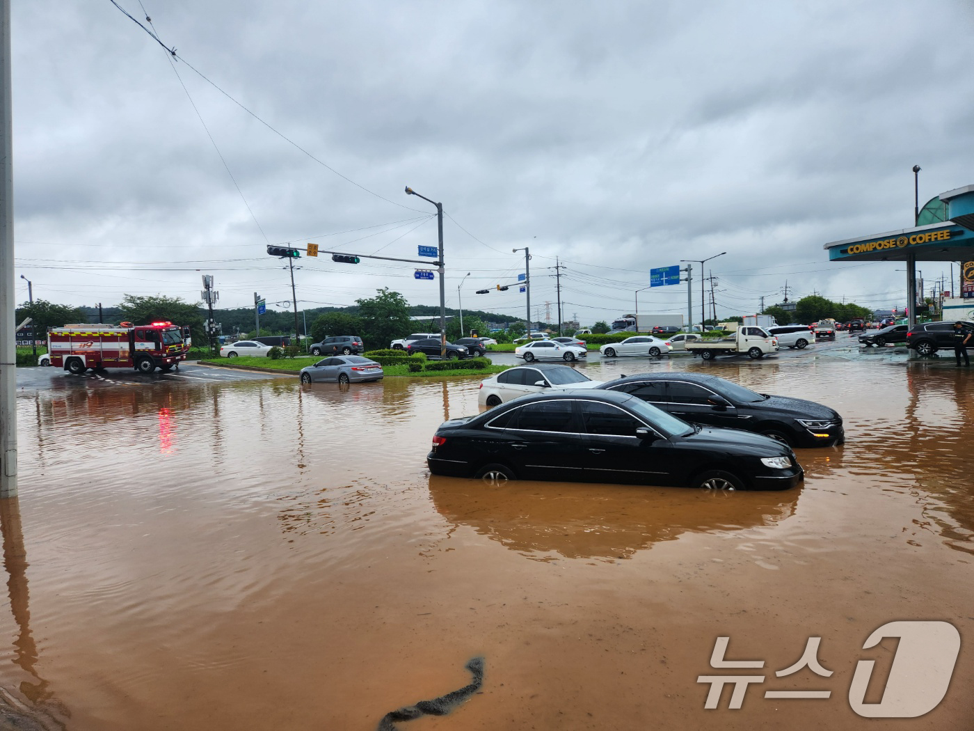 (서울=뉴스1) = 경기북부 지역에 호우경보가 내려진 17일 경기 고양시 일산동구 성석동 도로에 차량이 침수돼 있다.  (경기북부소방재난본부 제공) 2024.7.17/뉴스1