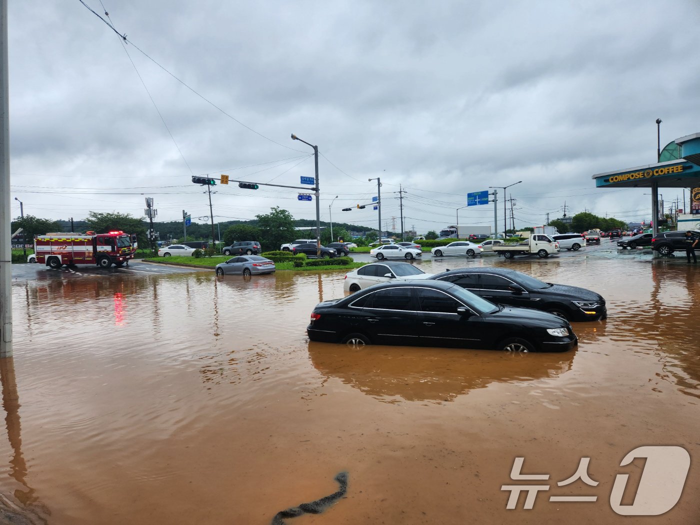 본문 이미지 - 경기북부 지역에 호우경보가 내려진 17일 경기 고양시 일산동구 성석동 도로에 차량이 침수돼 있다. &#40;경기북부소방재난본부 제공&#41; 2024.7.17/뉴스1