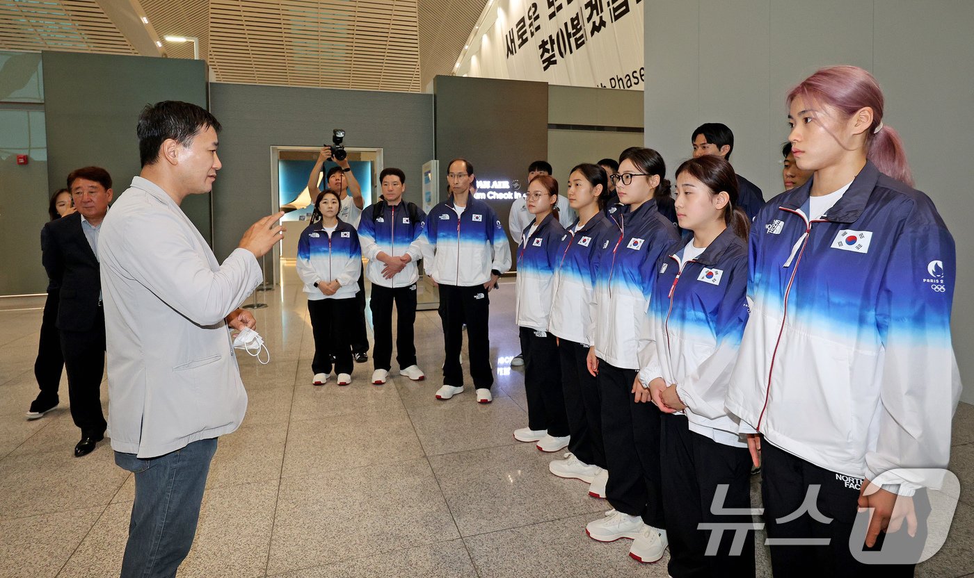 2024 파리 올림픽에 출전하는 대한민국 체조 국가대표 선수들이 17일 오전 인천국제공항 제2터미널을 통해 프랑스 파리로 출국하기 앞서 여홍철 대한체조협회 전무이사의 격려말을 듣고 있다. 2024.7.17/뉴스1 ⓒ News1 장수영 기자