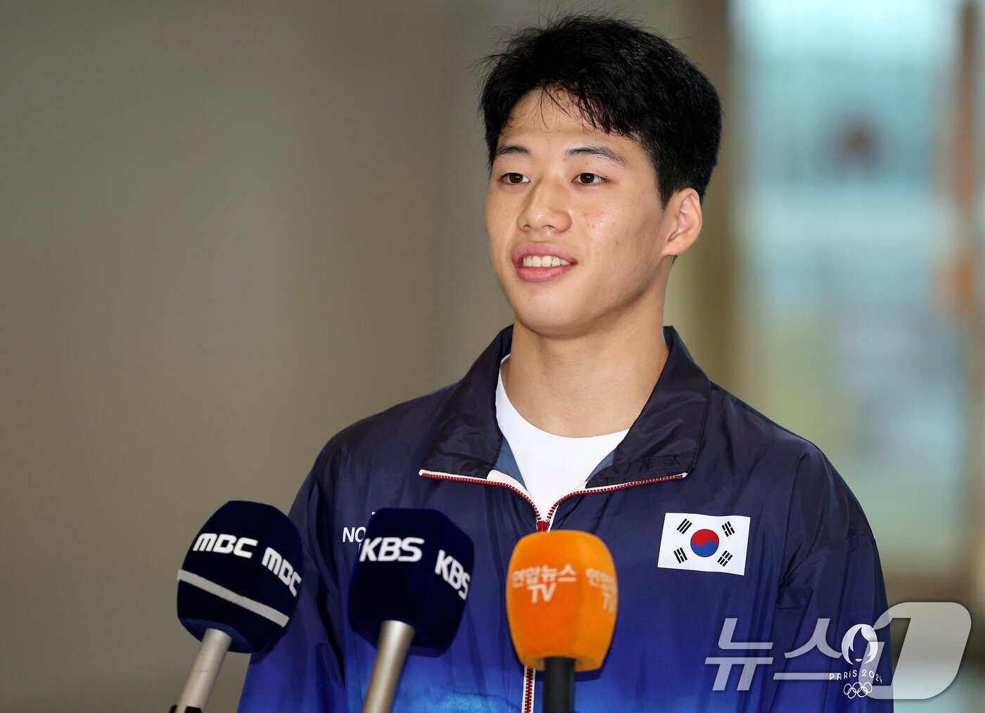 본문 이미지 - 2024 파리 올림픽에 출전하는 대한민국 체조 국가대표 류성현이 17일 인천국제공항 제2터미널을 통해 프랑스 파리로 출국하기 앞서 취재진과 인터뷰 하고 있다. 2024.7.17 ⓒ 뉴스1 DB