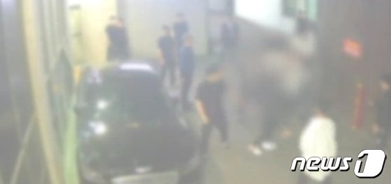 본문 이미지 - 2021년 5월 부산의 한 장례식장에서 조직폭력단 칠성파와 신20세기파 조직원들이 몸싸움을 벌이고 있다.(사진은 기사내용과 관련 없음, 부산경찰청 제공)