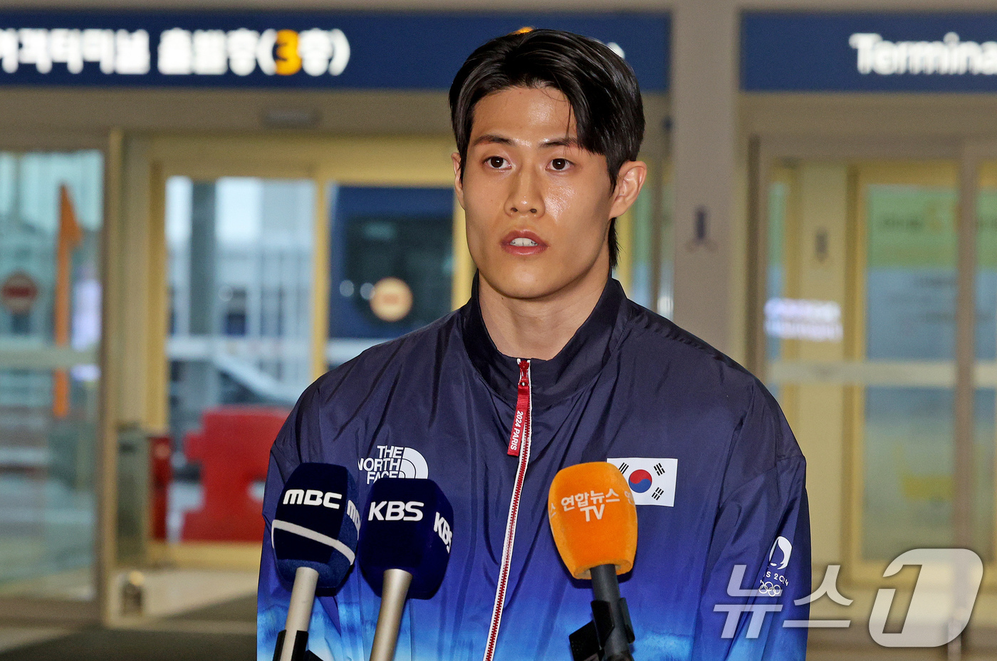 (인천공항=뉴스1) 장수영 기자 = 2024 파리 올림픽에 출전하는 대한민국 체조 국가대표 허웅이 17일 오전 인천국제공항 제2터미널을 통해 프랑스 파리로 출국하기 앞서 취재진과 …