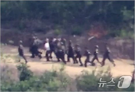 본문 이미지 - 전선지역 작업 중 사고로 실려가는 北군인 모습. (국방부 제공) 2024.7.17/뉴스1