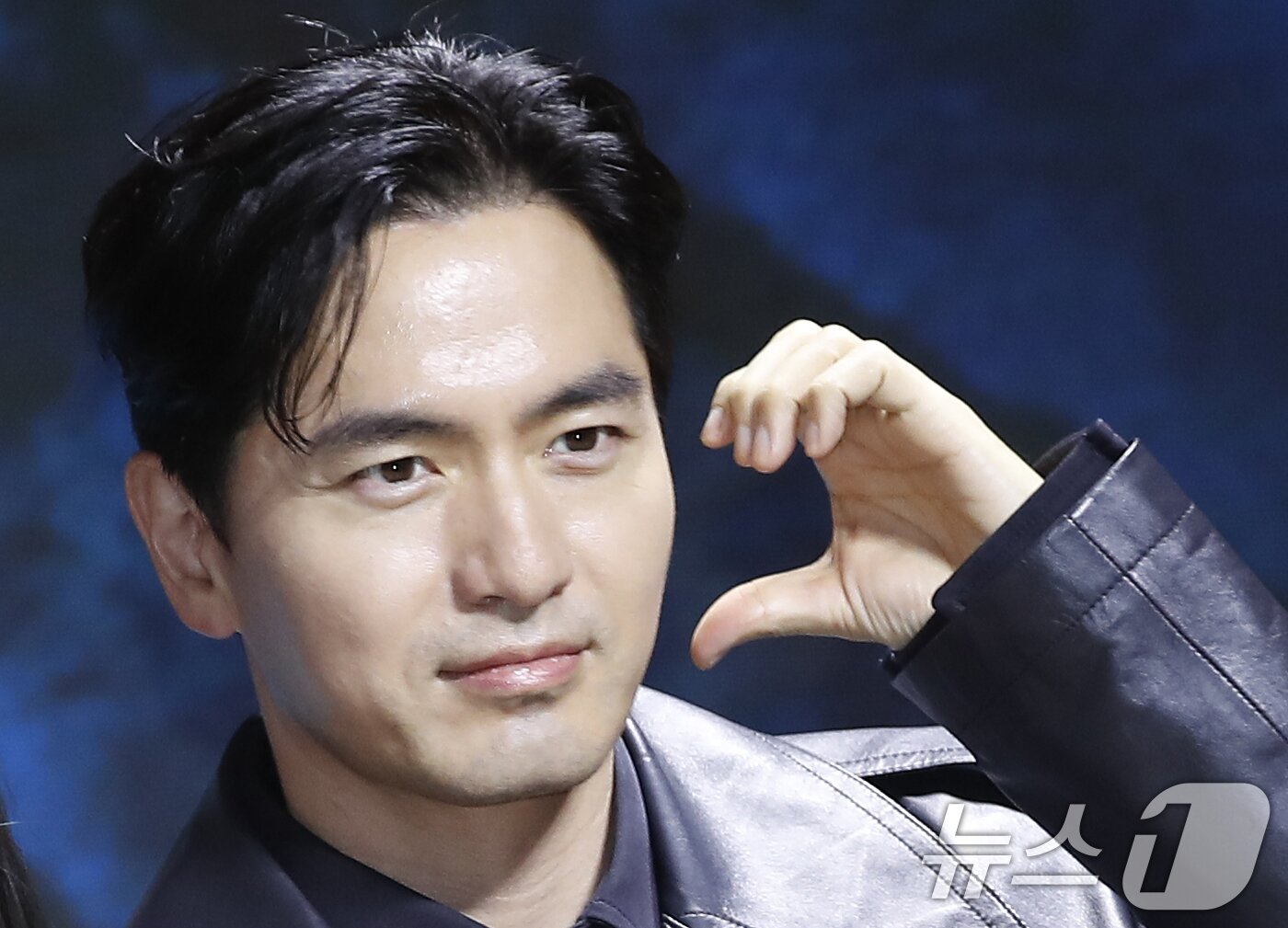 본문 이미지 - 배우 이진욱이 17일 서울 종로구 JW 메리어트 동대문 스퀘어 서울에서 열린 넷플릭스 시리즈 '스위트홈' 시즌3 제작발표회에서 포즈를 취하고 있다. '스위트홈' 시즌3는 괴물화의 끝이자 신인류의 시작을 비로소 맞이하게 된 세상, 괴물과 인간의 모호한 경계 사이에서 선택의 기로에 놓인 이들의 더 처절하고 절박해진 사투를 그린 넷플릭스 시리즈다. 2024.7.17/뉴스1 ⓒ News1 권현진 기자