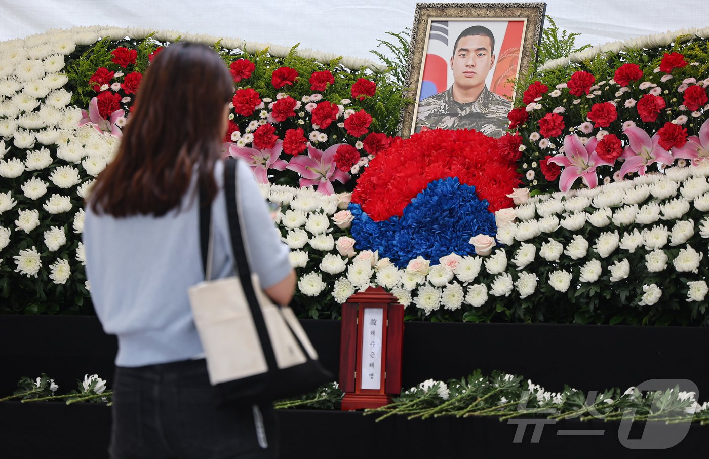본문 이미지 - 17일 서울 중구 청계천광장에 마련된 故채상병 1주기 추모 시민분향소에서 한 시민이 추모하고 있다. 2024.7.17/뉴스1 ⓒ News1 김도우 기자