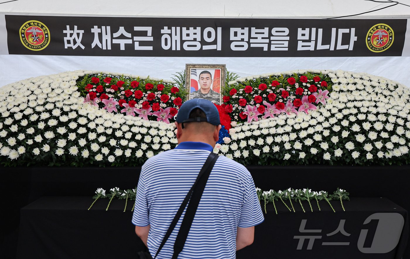 본문 이미지 - 17일 서울 중구 청계천광장에 마련된 故채상병 1주기 추모 시민분향소에서 한 시민이 추모하고 있다. 2024.7.17/뉴스1 ⓒ News1 김도우 기자