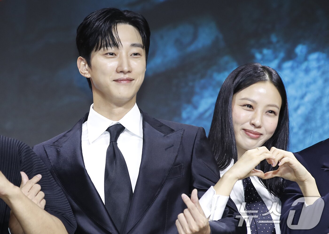 본문 이미지 - 배우 진영과 고민시(오른쪽)가 17일 서울 종로구 JW 메리어트 동대문 스퀘어 서울에서 열린 넷플릭스 시리즈 '스위트홈' 시즌3 제작발표회에서 포즈를 취하고 있다. '스위트홈' 시즌3는 괴물화의 끝이자 신인류의 시작을 비로소 맞이하게 된 세상, 괴물과 인간의 모호한 경계 사이에서 선택의 기로에 놓인 이들의 더 처절하고 절박해진 사투를 그린 넷플릭스 시리즈다. 2024.7.17/뉴스1 ⓒ News1 권현진 기자