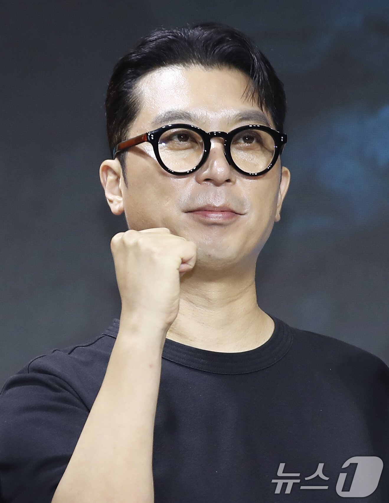 본문 이미지 - 이응복 감독이 17일 서울 종로구 JW 메리어트 동대문 스퀘어 서울에서 열린 넷플릭스 시리즈 '스위트홈' 시즌3 제작발표회에서 포즈를 취하고 있다. '스위트홈' 시즌3는 괴물화의 끝이자 신인류의 시작을 비로소 맞이하게 된 세상, 괴물과 인간의 모호한 경계 사이에서 선택의 기로에 놓인 이들의 더 처절하고 절박해진 사투를 그린 넷플릭스 시리즈다. 2024.7.17/뉴스1 ⓒ News1 권현진 기자