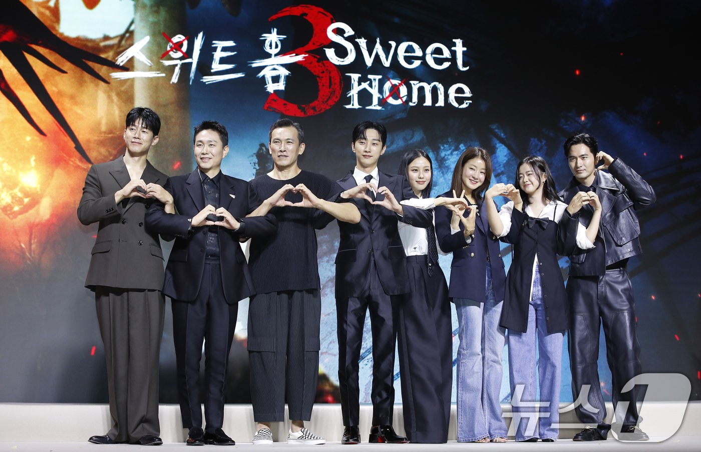 본문 이미지 - 배우 김무열(왼쪽부터)과 오정세, 유오성, 진영, 고민시, 이시영, 김시아, 이진욱이 17일 서울 종로구 JW 메리어트 동대문 스퀘어 서울에서 열린 넷플릭스 시리즈 '스위트홈' 시즌3 제작발표회에서 포즈를 취하고 있다. ⓒ News1 권현진 기자