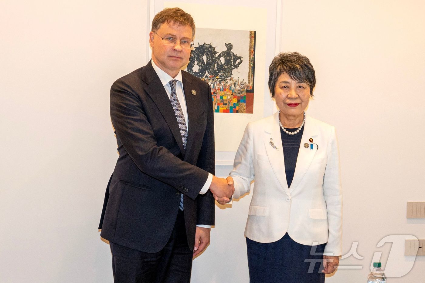 (빌라 산 조반니 AFP=뉴스1) 우동명 기자 = 가미키와 요코 일본 외무상이 16일 (현지시간) 이탈리아 빌라 산 조반니에서 발디스 돔브로브스키스 EU 집행위 부위원장과 만나 악 …