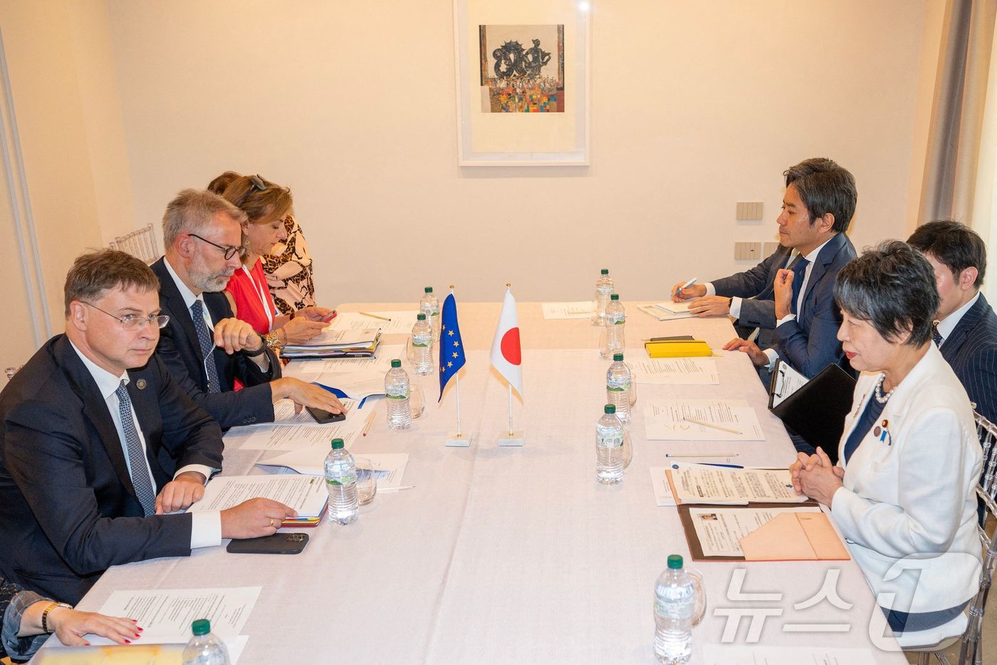 (빌라 산 조반니 AFP=뉴스1) 우동명 기자 = 가미키와 요코 일본 외무상이 16일 (현지시간) 이탈리아 빌라 산 조반니에서 발디스 돔브로브스키스 EU 집행위 부위원장과 회담을 …