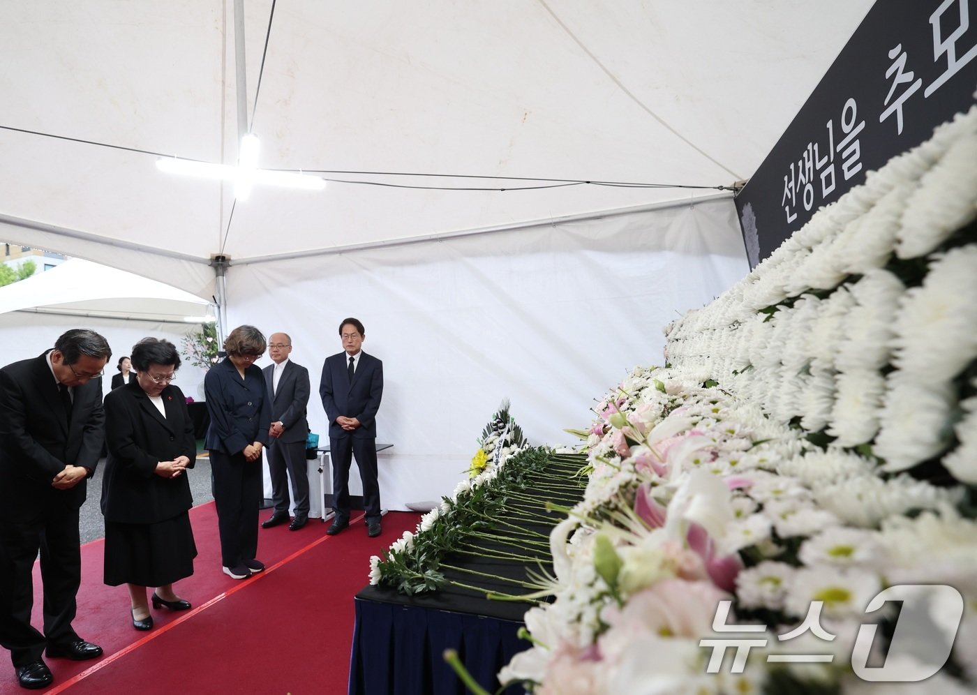 본문 이미지 - 이배용 국가교육위원장이 17일 오전 서울 종로구 서울시교육청에 마련된 서이초 순직 교사 추모공간에서 참배하고 있다. (서울시교육청 제공) 2024.7.17/뉴스1