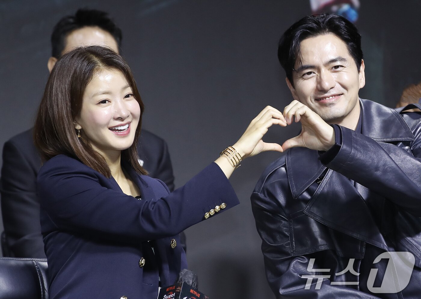 본문 이미지 - 배우 이시영과 이진욱(오른쪽)이 17일 서울 종로구 JW 메리어트 동대문 스퀘어 서울에서 열린 넷플릭스 시리즈 '스위트홈' 시즌3 제작발표회에서 포즈를 취하고 있다. '스위트홈' 시즌3는 괴물화의 끝이자 신인류의 시작을 비로소 맞이하게 된 세상, 괴물과 인간의 모호한 경계 사이에서 선택의 기로에 놓인 이들의 더 처절하고 절박해진 사투를 그린 넷플릭스 시리즈다. 2024.7.17/뉴스1 ⓒ News1 권현진 기자