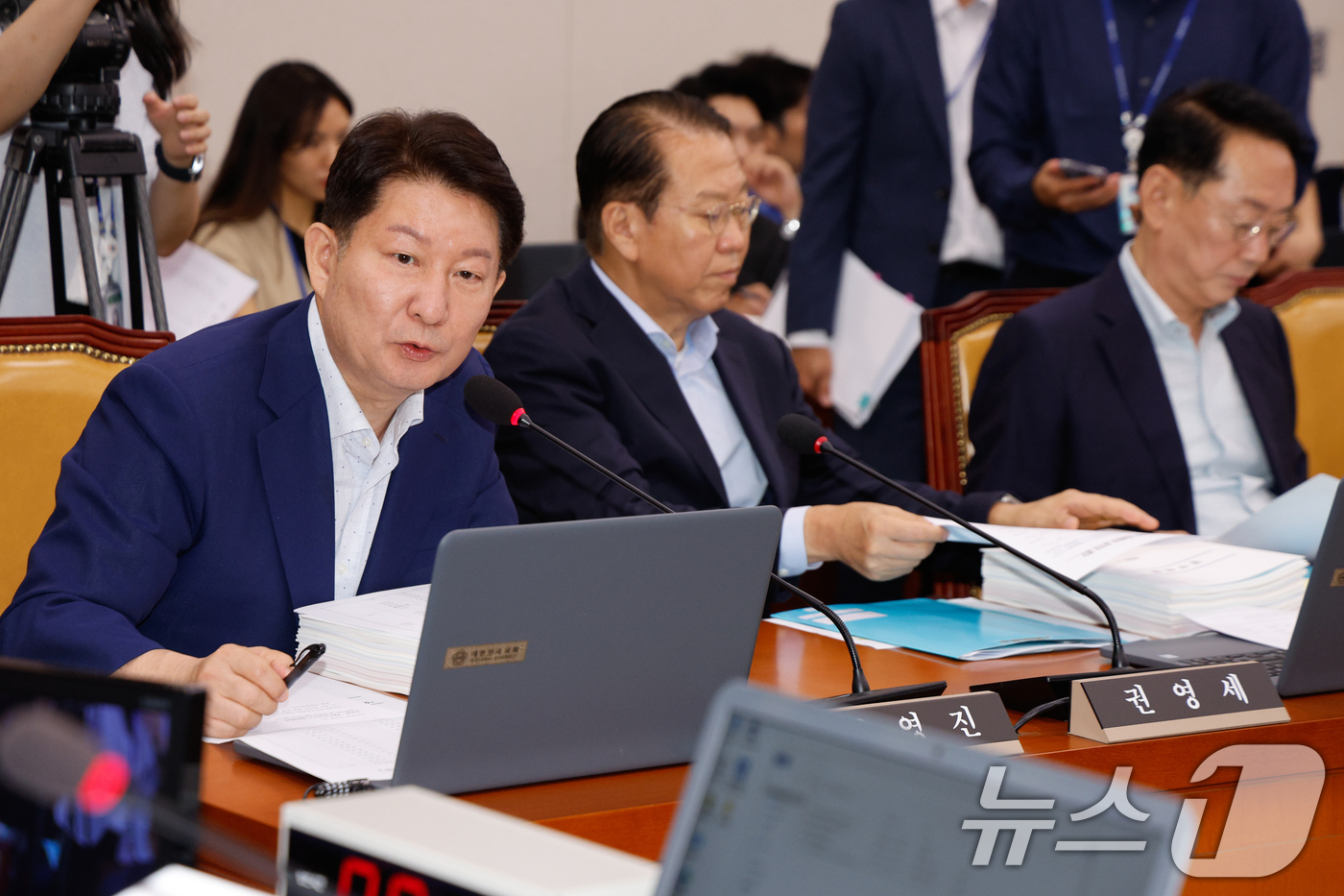 (서울=뉴스1) 안은나 기자 = 17일 서울 여의도 국회에서 열린 국토교통위원회 제416회국회(임시회) 제2차 전체회의에서 국토법안심사소위원장을 맡게된 권영진 국민의힘 간사가 인사 …