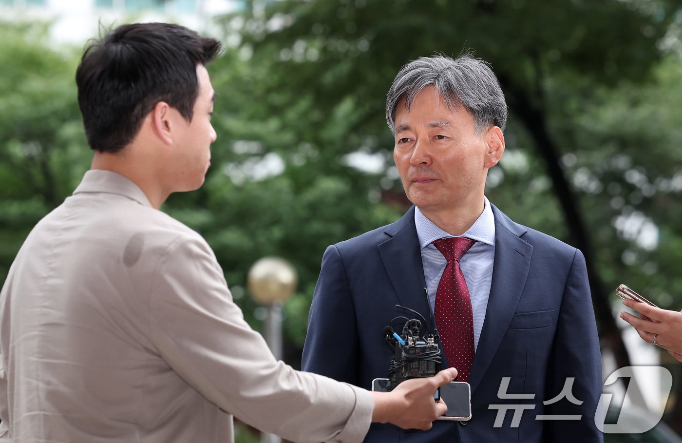 본문 이미지 - 조지호 신임 경찰청장 후보자가 17일 서울 서대문구 NH농협생명빌딩에서 신임 청장 임명제청 동의 여부를 논의하는 국가경찰위원회에 출석하며 취재진의 질문에 답하고 있다. 2024.7.17/뉴스1 ⓒ News1 김성진 기자