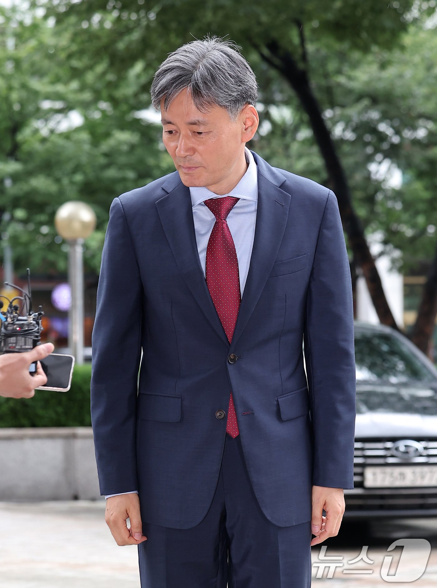 본문 이미지 - 조지호 신임 경찰청장 후보자가 17일 서울 서대문구 NH농협생명빌딩에서 신임 청장 임명제청 동의 여부를 논의하는 국가경찰위원회에 출석하며 취재진에게 인사하고 있다. 2024.7.17/뉴스1 ⓒ News1 김성진 기자