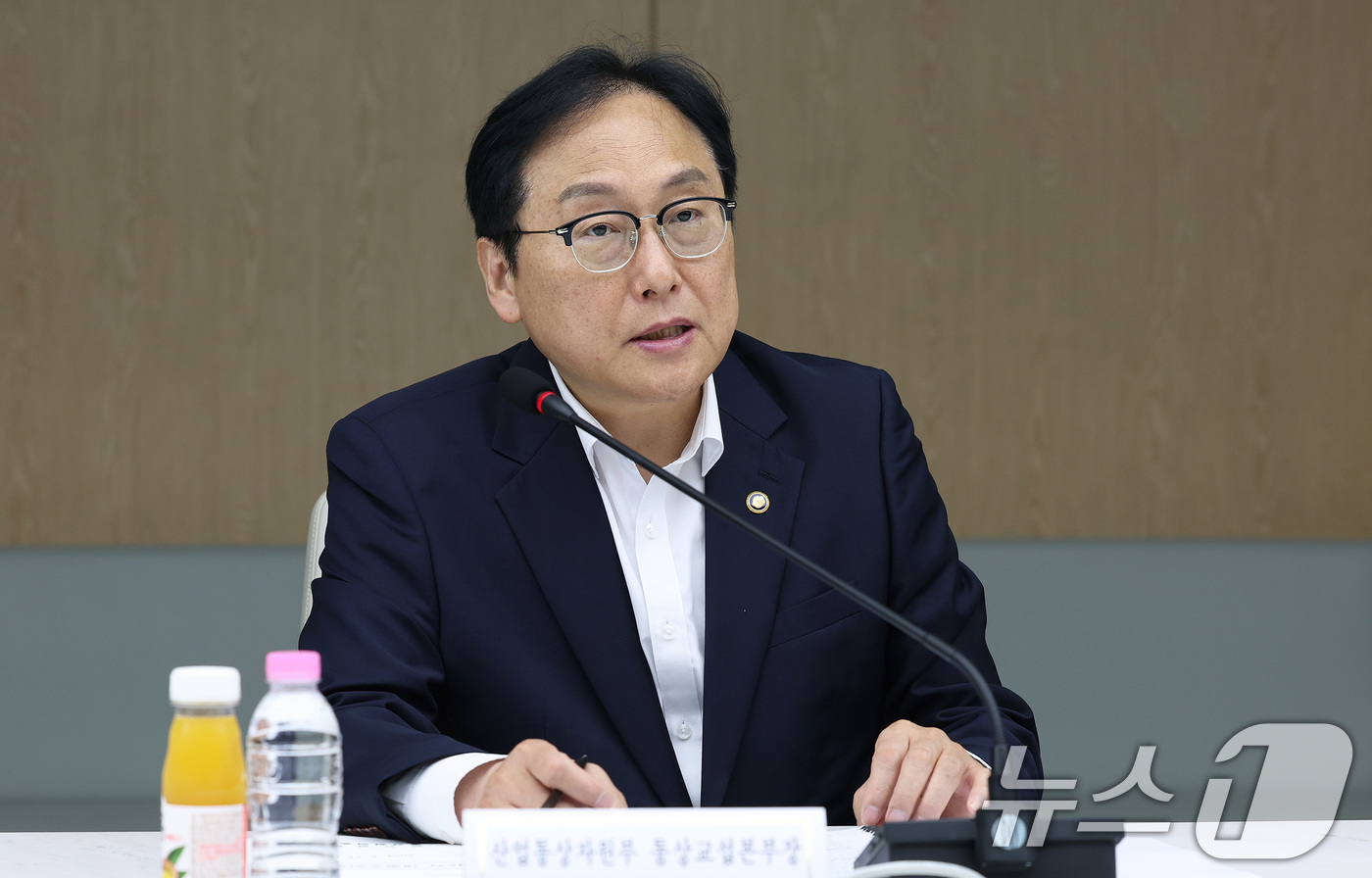 (서울=뉴스1) = 정인교 산업통상자원부 통상교섭본부장이 17일 서울 중구 대한상공회의소에서 열린 제2차 세일즈 외교 지원단 회의를 주재하고 있다. (산업통상자원부 제공) 2024 …