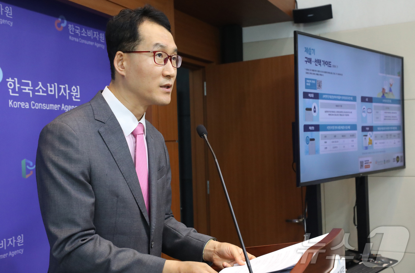 (세종=뉴스1) 김기남 기자 = 백승일 한국소비자원 전기전자팀장이 17일 세종시 정부세종청사에서 제습기 9개 제품에 대한 시험 평가 결과를 발표하고 있다.한국소비자원은 제습 성능 …