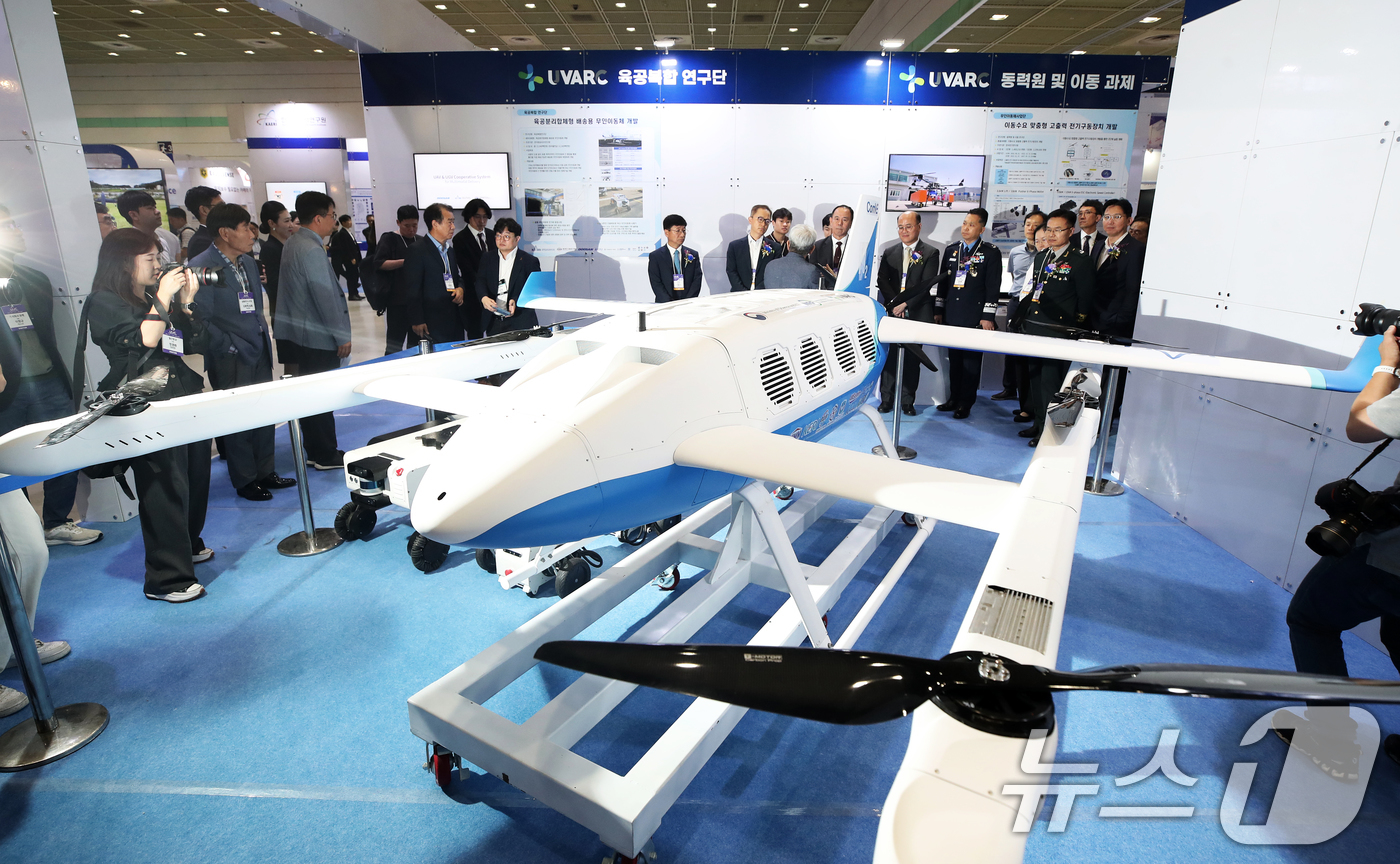 (서울=뉴스1) 오대일 기자 = 17일 서울 강남구 코엑스에서 막을 올린 ‘2024 무인이동체산업엑스포’(2024 UWC)에서 내빈과 관람객들이 한국항공우주연구원 부스에서 육공 분 …