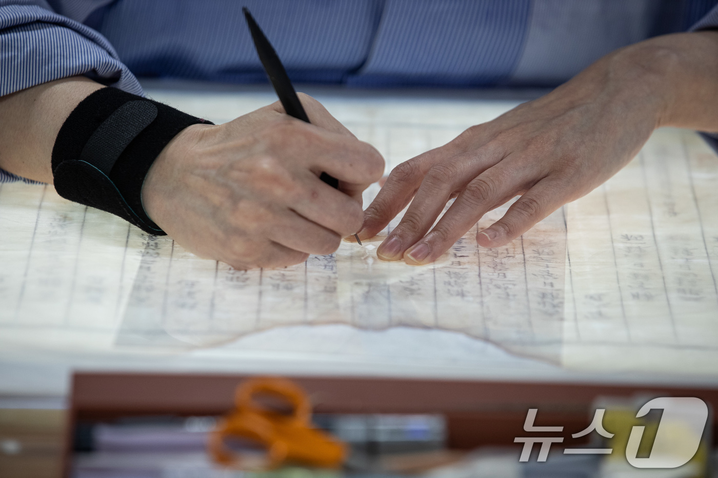 (서울=뉴스1) 유승관 기자 = 17일 서울 관악구 서울대학교 규장각한국학연구원에서 보존처리 전문 직원들이 승정원일기를 수리복원하고 있다. 2024.7.17/뉴스1