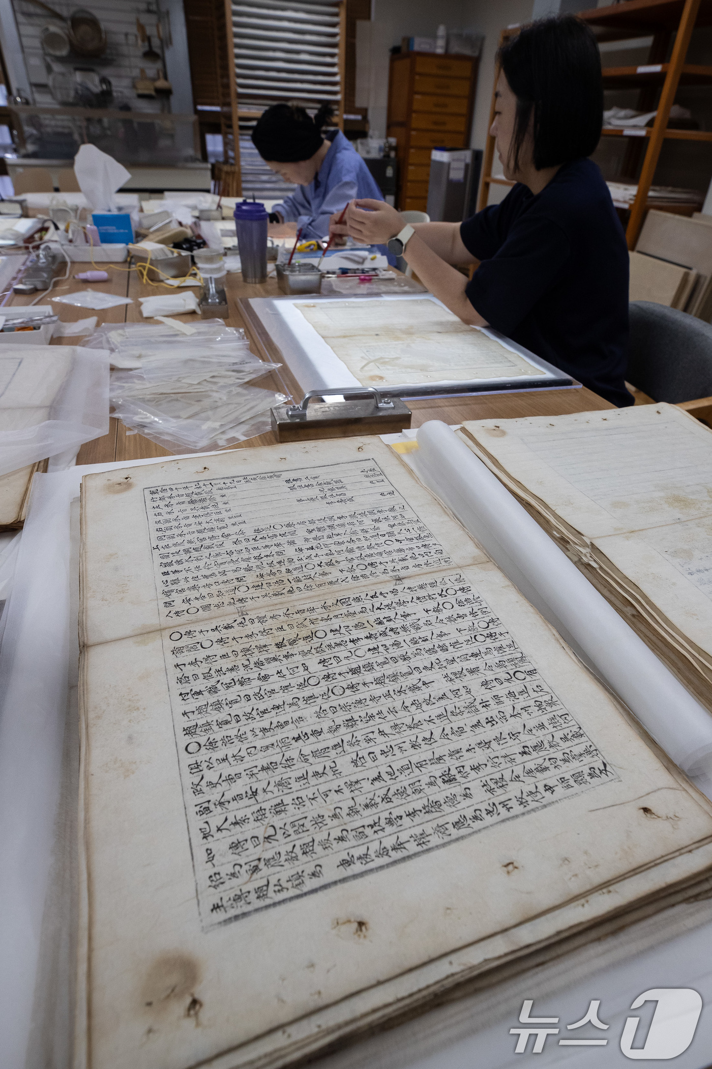 (서울=뉴스1) 유승관 기자 = 17일 서울 관악구 서울대학교 규장각한국학연구원에서 보존처리 전문 직원들이 승정원일기를 수리복원하고 있다. 2024.7.17/뉴스1
