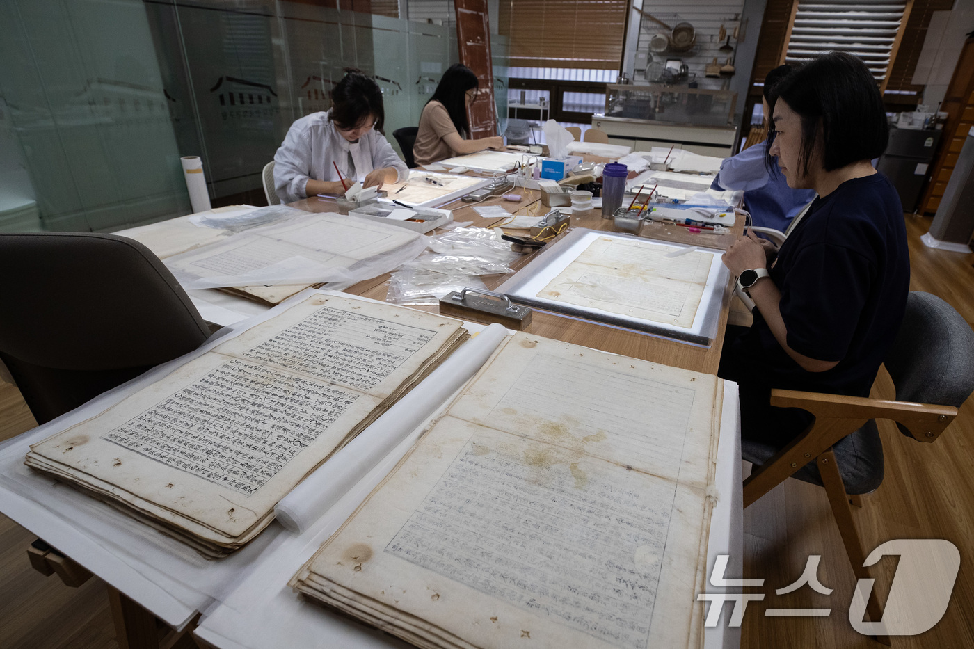 (서울=뉴스1) 유승관 기자 = 17일 서울 관악구 서울대학교 규장각한국학연구원에서 보존처리 전문 직원들이 승정원일기를 수리복원하고 있다. 2024.7.17/뉴스1