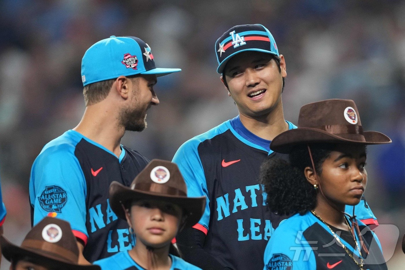본문 이미지 - 2024 메이저리그 올스타전에 출전한 오타니(오른쪽). ⓒ AFP=뉴스1