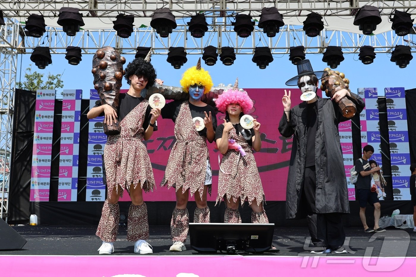 본문 이미지 - 2024 묵호 도째비 페스타 19일 개막. 사진은 지난해 축제 당시 모습.(동해시 제공) 2024.7.17/뉴스1