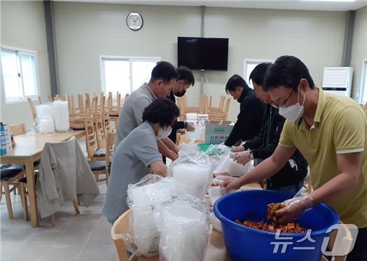 본문 이미지 - 도시락 봉사 체험.(양양군 제공) 2024.7.17/뉴스1