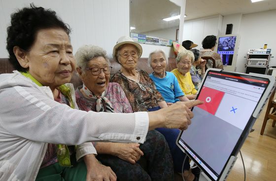 지방 노인 복지 스마트하게…유상임 과기장관 스마트경로당 방문